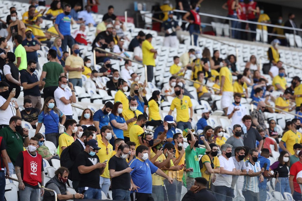 Fanoušci si velký šlágr mezi Brazílií a Argentinou moc neužili, utkání bylo ukončeno zhruba po sedmi minutách