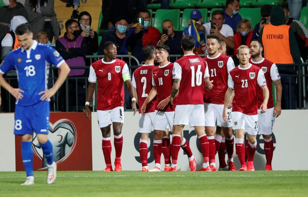 Fotbalisté Rakouska slaví gól proti Moldavsku