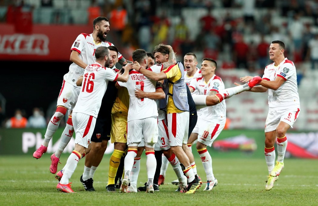 Velká radost černohorských fotbalistů po remíze v Turecku