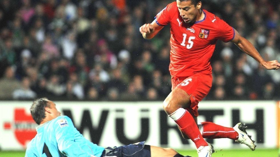 Milan Baroš obchází brankáře Taylora