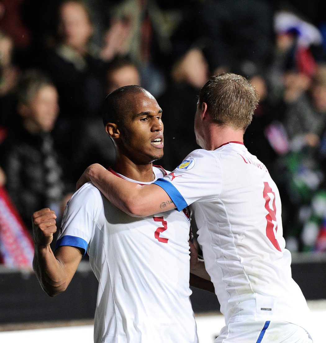 Theo Gebre Selassie dal první český gól v zápase s Maltou a o radost se podělil se spoluhráči. Tým trenéra Michala Bílka nakonec vyhrál 3:1