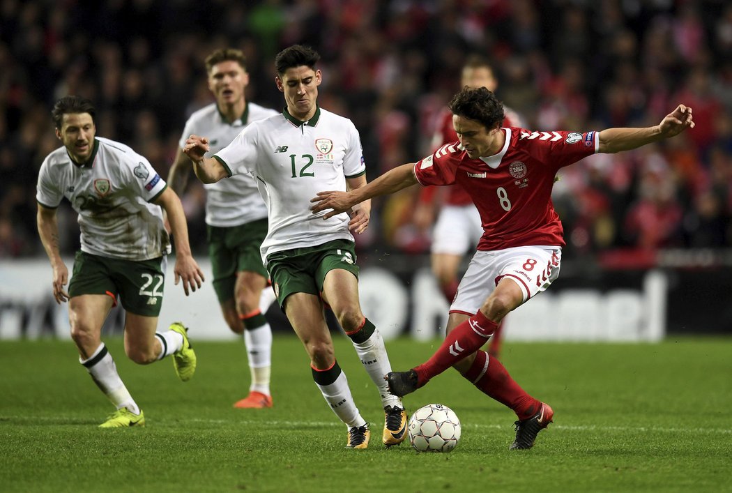 Dánský záložník Thomas Delaney kličkuje v prvním barážovém utkání proti Irsku