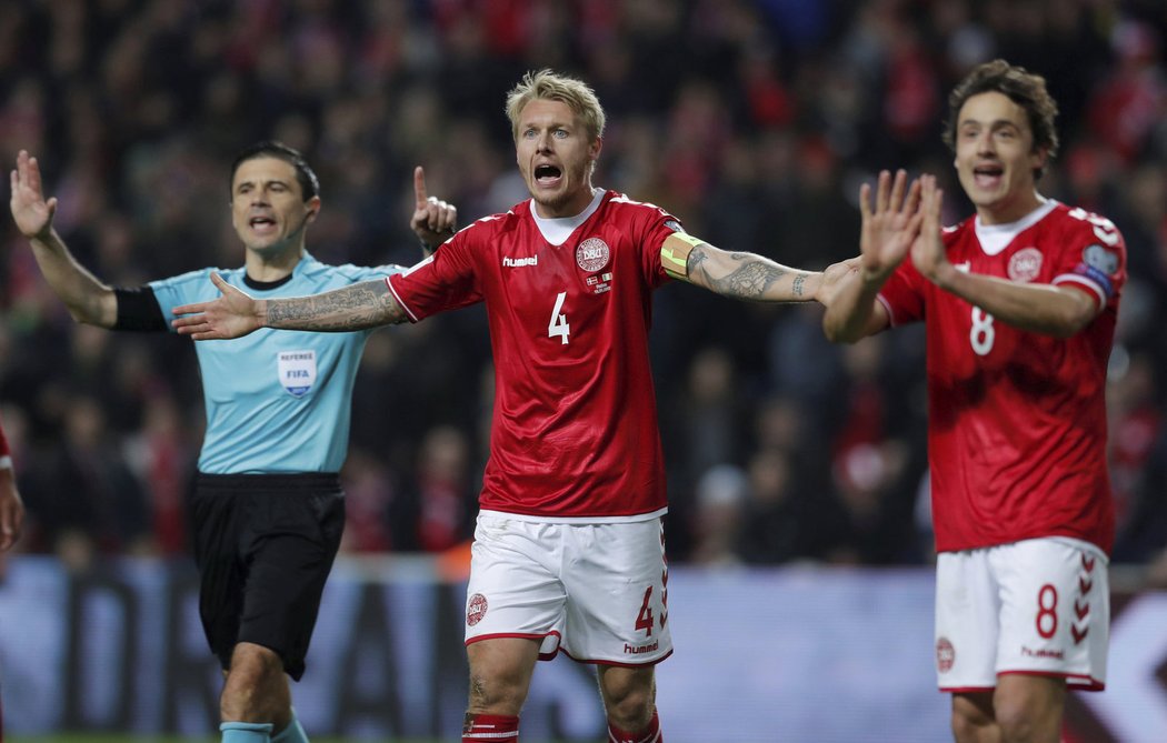 Dánský kapitán Simon Kjaer se diví verdiktu rozhodčích během prvního barážového duelu proti Irsku