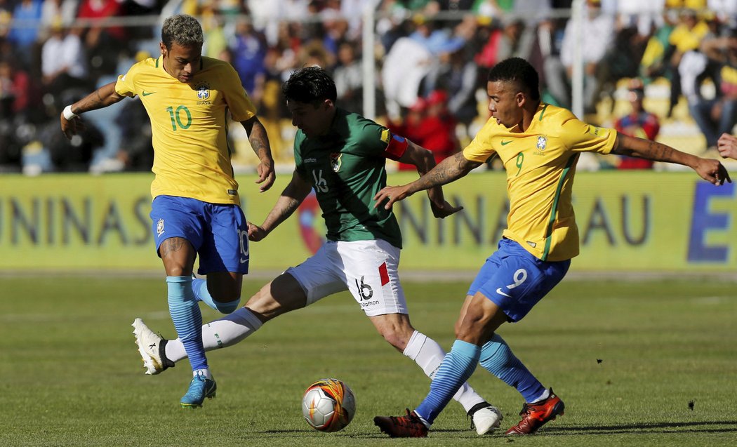 Gabriel Jesus a Neymar bojují o míč