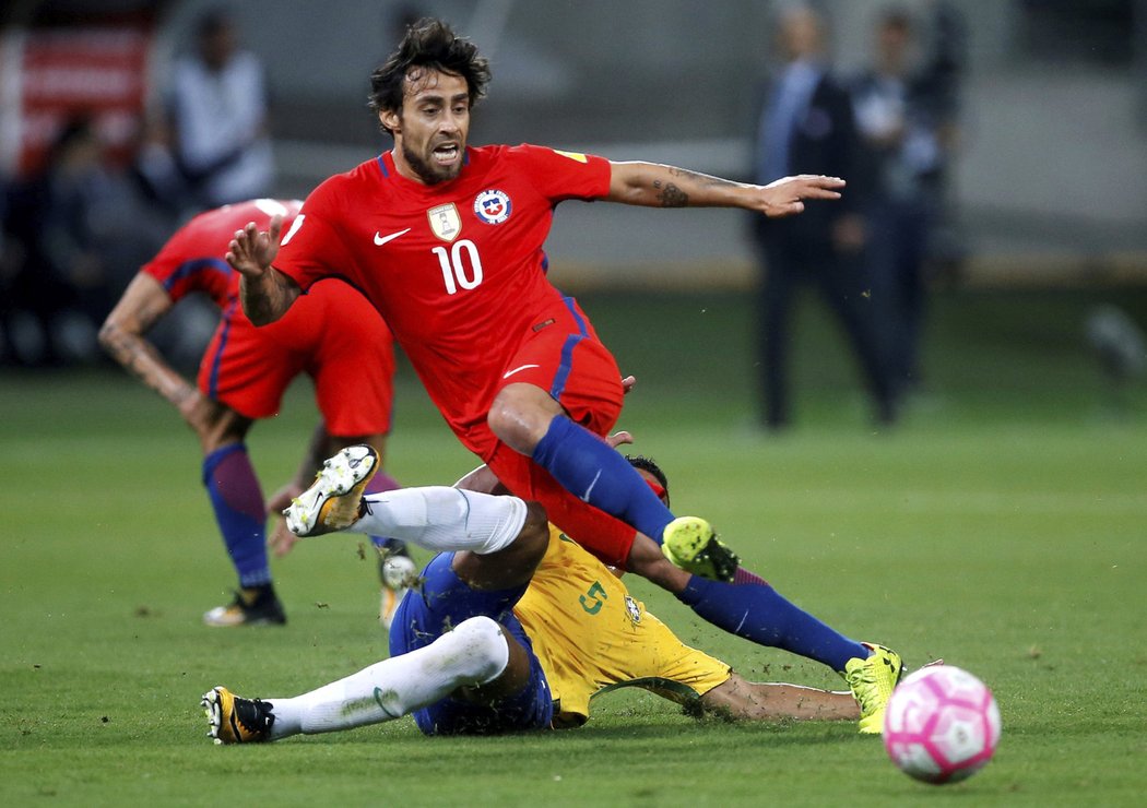 Jorge Valdivia z Chile v souboji proti Brazílii