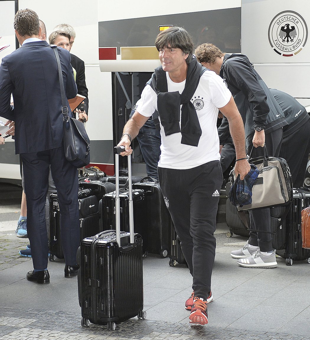 Trenér Joachim Löw byl po příjezdu k hotelu pozitivně naladěný