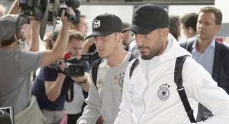 Němci už jsou v Praze! Podpisy šetřili, Özil s Kroosem jen proběhli