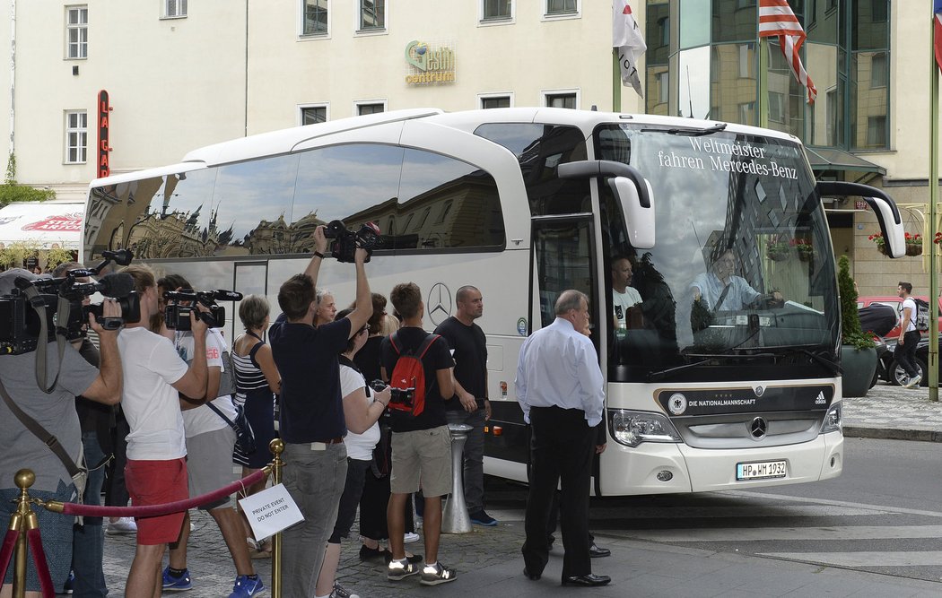 Fotbalisty Německa vítalo po příjezdu k hotelu několik televizních štábů i fanoušků