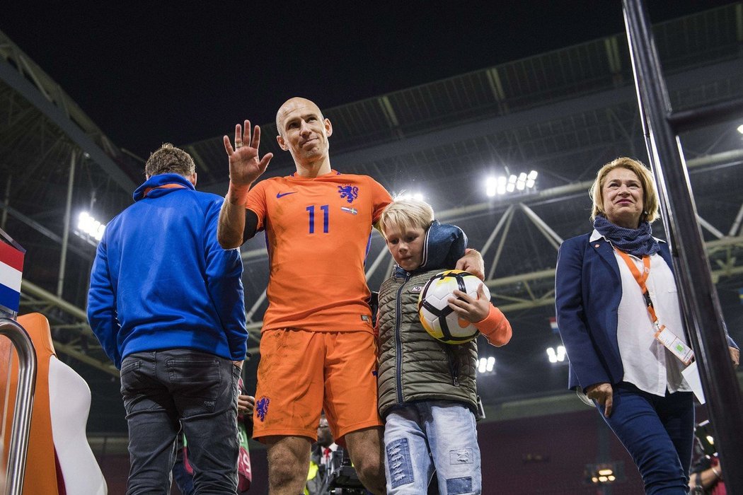 Arjen Robben – z Chelsea za 715 milionů korun – Po svém příchodu hrál skvěle a komentátoři ho dokonce začali srovnávat s Lionelem Messim z konkurenční Barcelony. Po dvou letech v klubu byl ale prodán do Bayernu Mnichov, ačkoliv se to tehdejšímu trenérovi Manuele Pellegrinimu nelíbilo. V Realu ho nahradil Cristiano Ronaldo.