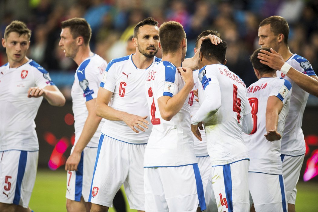 Čeští fotbalisté se radují z gólu Thea Gebre Selassieho v kvalifikačním zápase proti Norsku