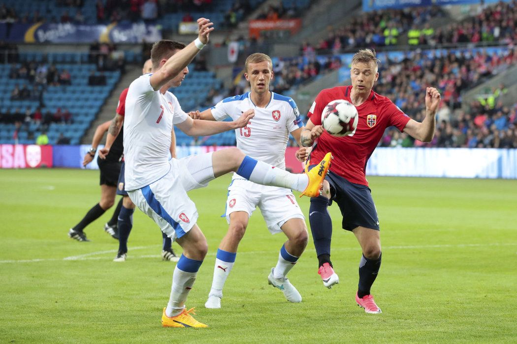 Tomáš Souček a Jaromír Zmrhal bojují v zápase proti Norům