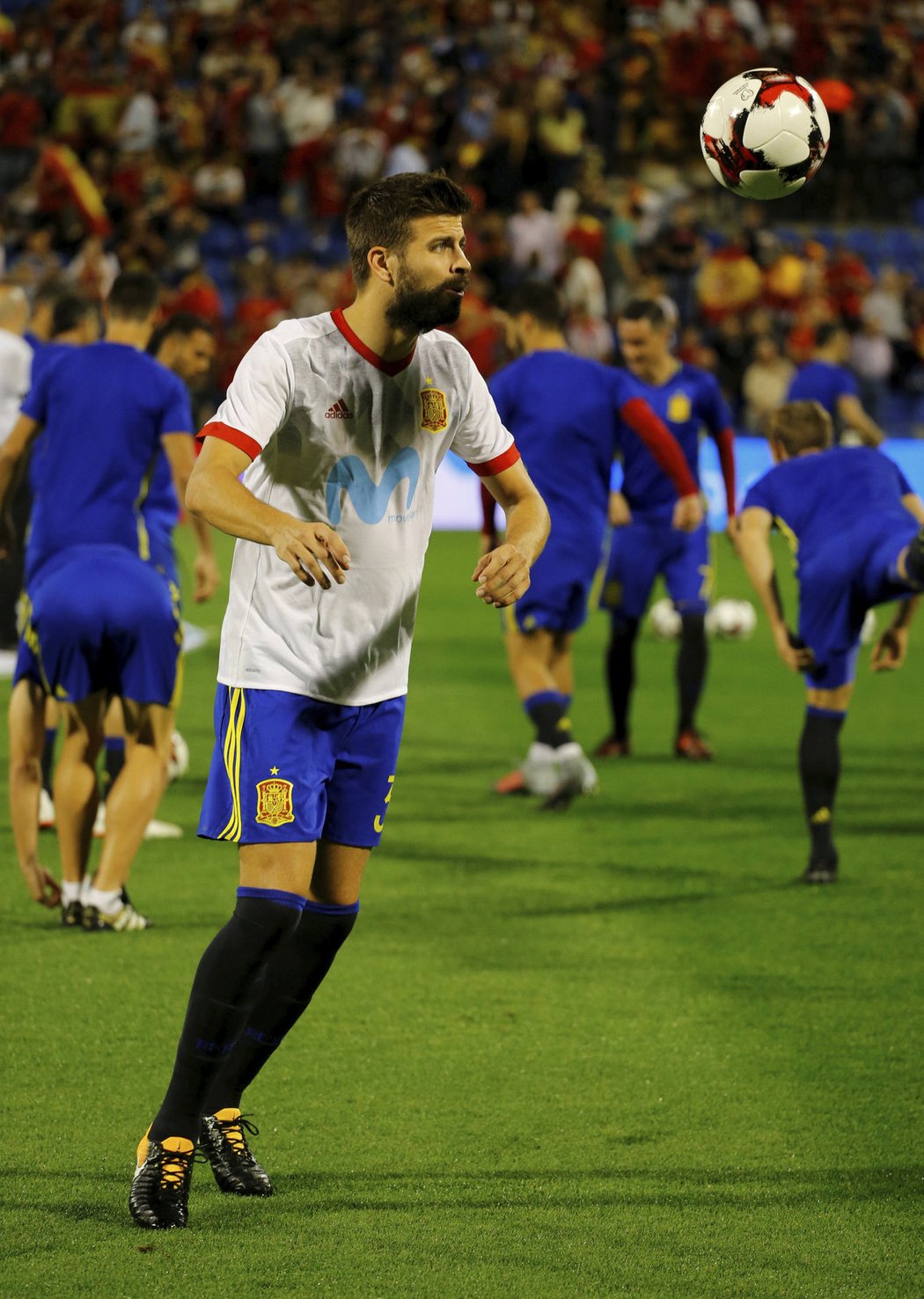 Gerard Piqué na rozcvičce před zápasem Španělska s Albánií