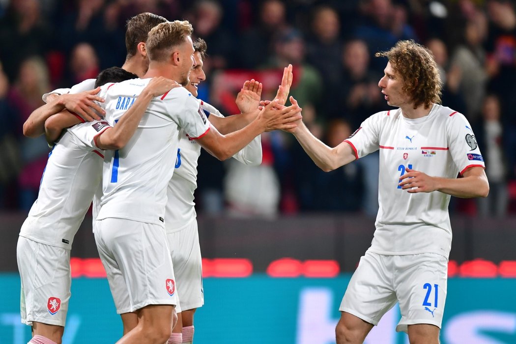 Čeští fotbalisté se radují z druhého gólu v síti Walesu