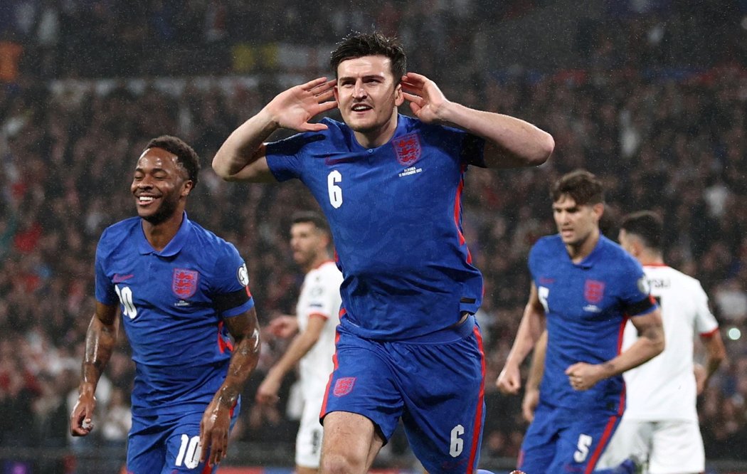 Harry Maguire slaví svůj gól do sítě Albánie, jeho gesto vyvolalo kritiku