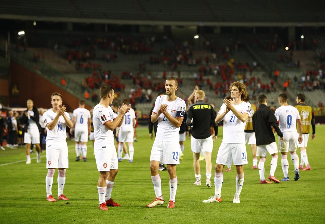 Tomáš Souček a Alex Král děkují fanouškům po prohře s Belgií