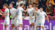 Čeští fotbalisté se radují z gólu Jakuba Peška do sítě Walesu