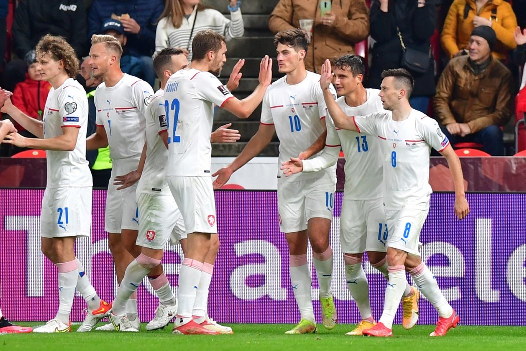 Čeští fotbalisté se radují z gólu Jakuba Peška do sítě Walesu