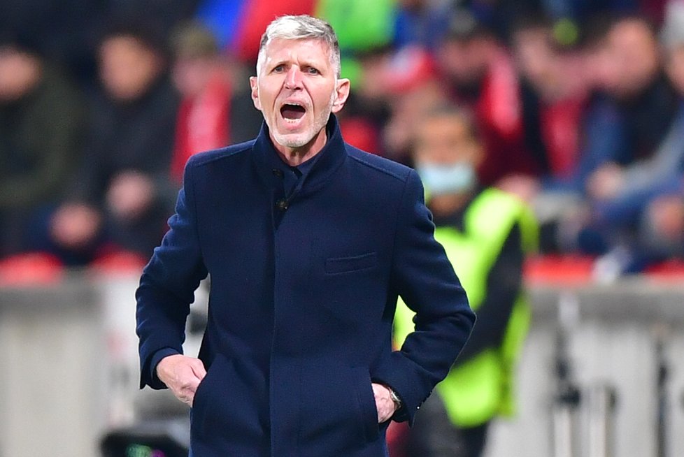 Jaroslav Šilhavý udílí pokyny českým fotbalistům v zápase s Walesem Jaroslav Šilhavý udílí pokyny českým fotbalistům v zápase s Walesem