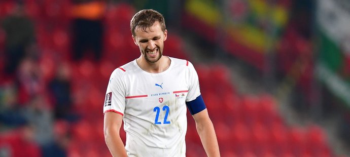 Zklamaný Tomáš Souček v zápase s Walesem