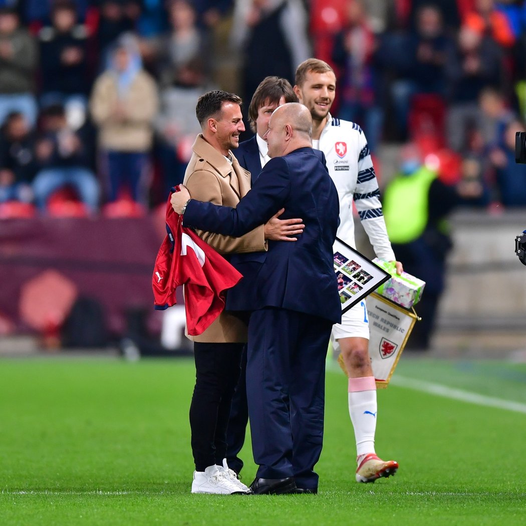 Petr Fousek děkuje Vladimíru Daridovi při jeho rozlučce před zápasem proti Walesu