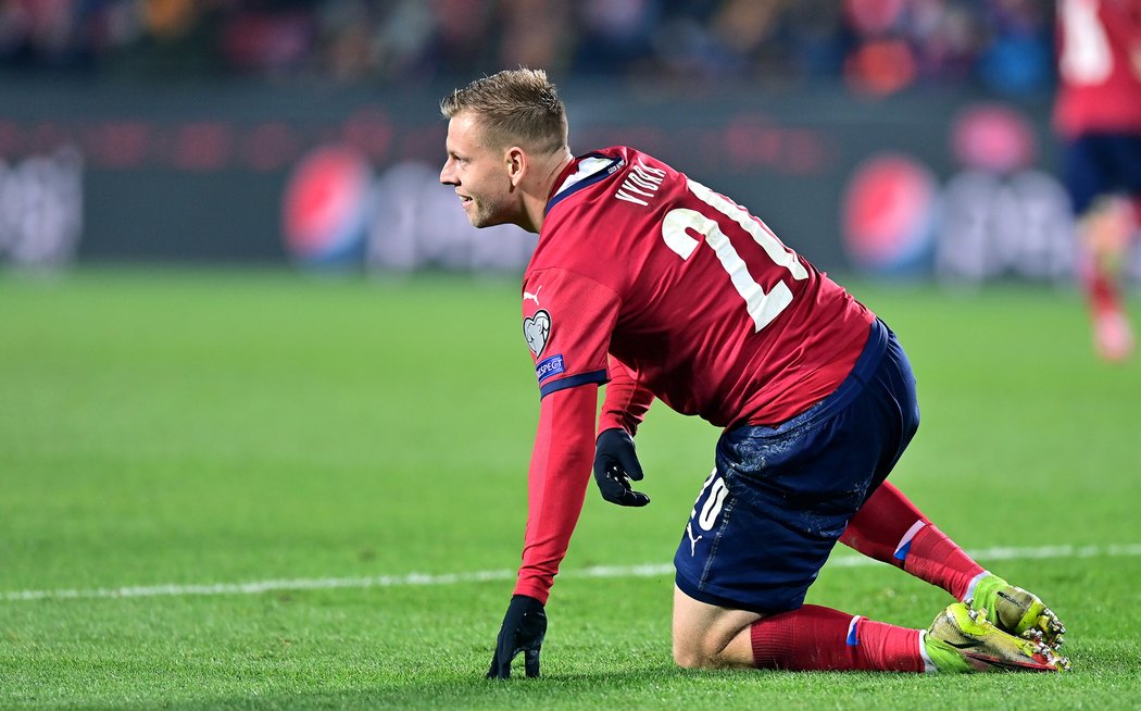 Matěj Vydra se zvedá z trávníku při závěrečném zápase kvalifikace MS ve fotbale proti Estonsku