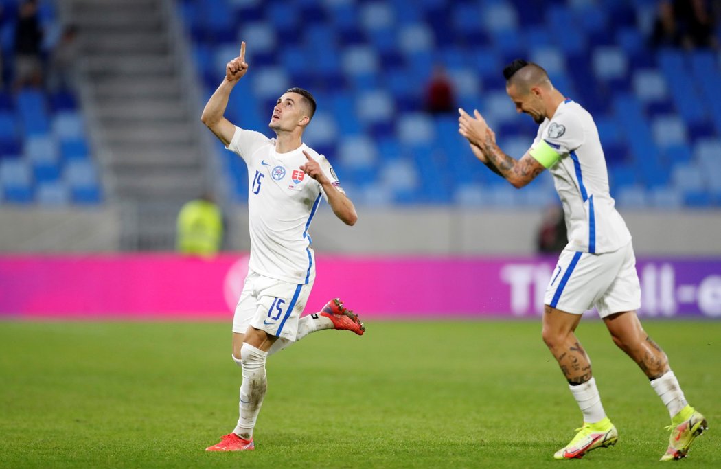 Marek Hamšík tleská střelci druhého slovenského gólu Martinu Koscelníkovi