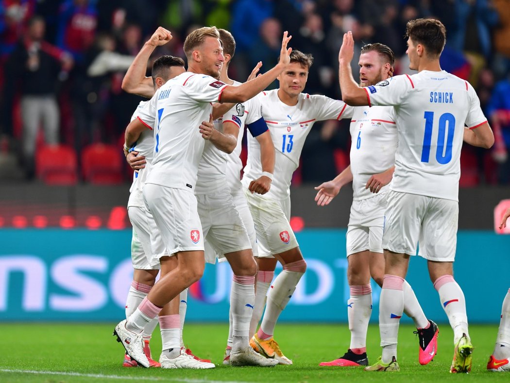 Čeští fotbalisté se radují z druhého gólu v síti Walesu