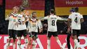 Němečtí fotbalisté se radují ze vstřeleného gólu