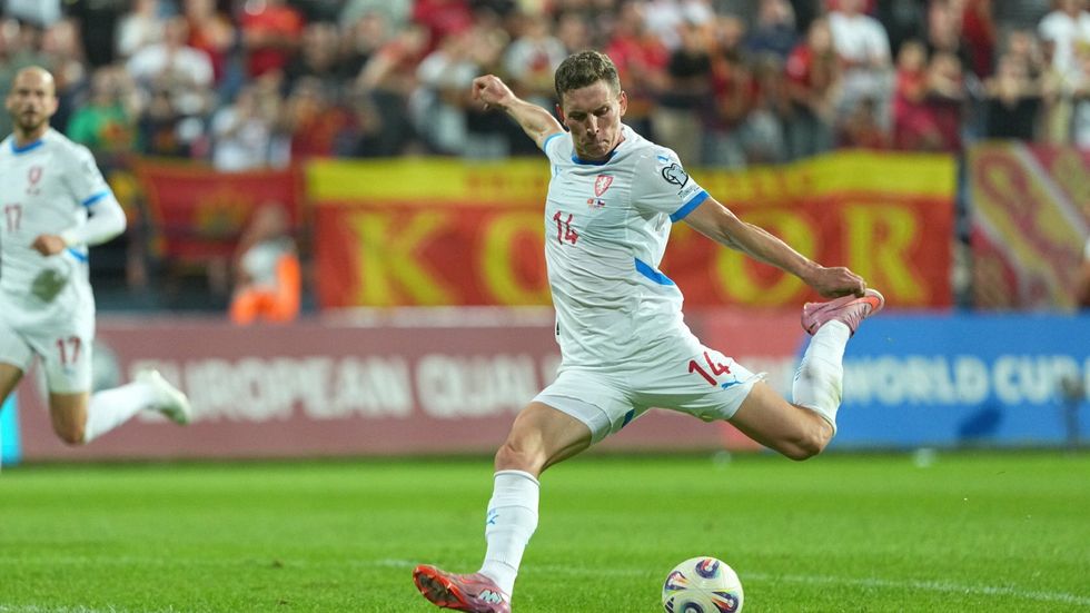 Lukáš Provod se chystá odpálit míč v utkání proti Černé Hoře