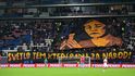 Choreo skalních českých fanoušků při utkání s Gibraltarem připomínající 17. listopad