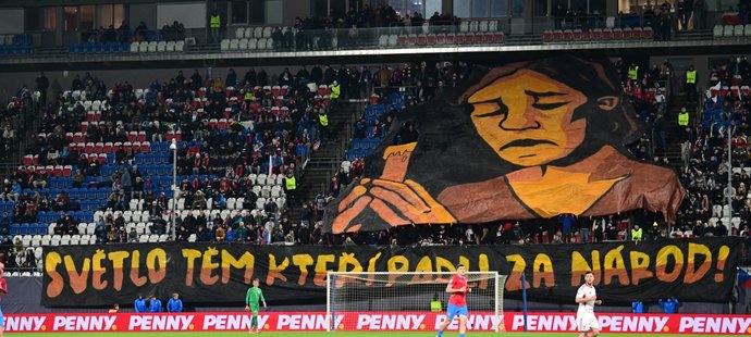 Choreo skalních českých fanoušků při utkání s Gibraltarem připomínající 17. listopad