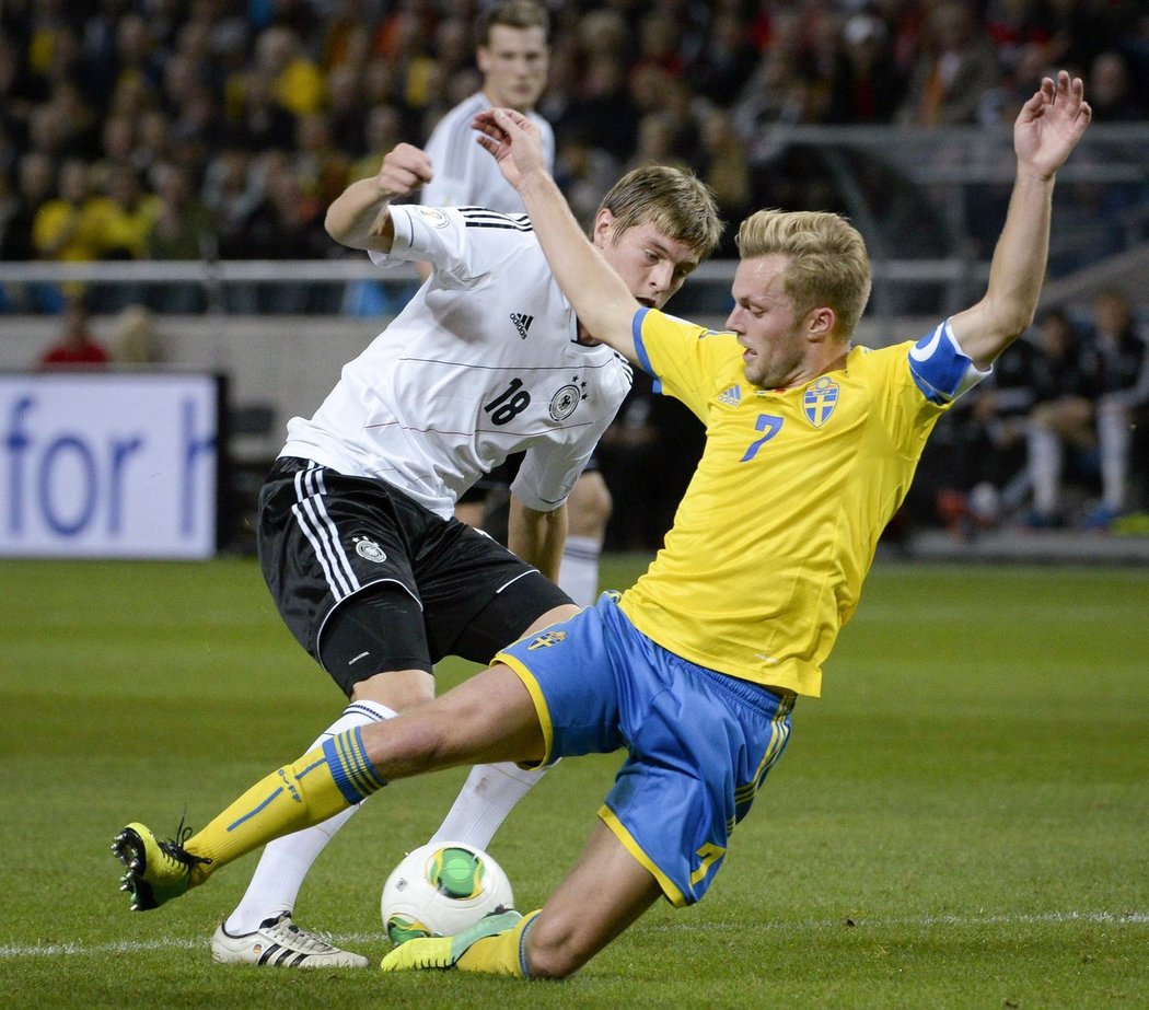 Toni Kroos v souboji se švédským záložníkem Sebastianem Larssonem