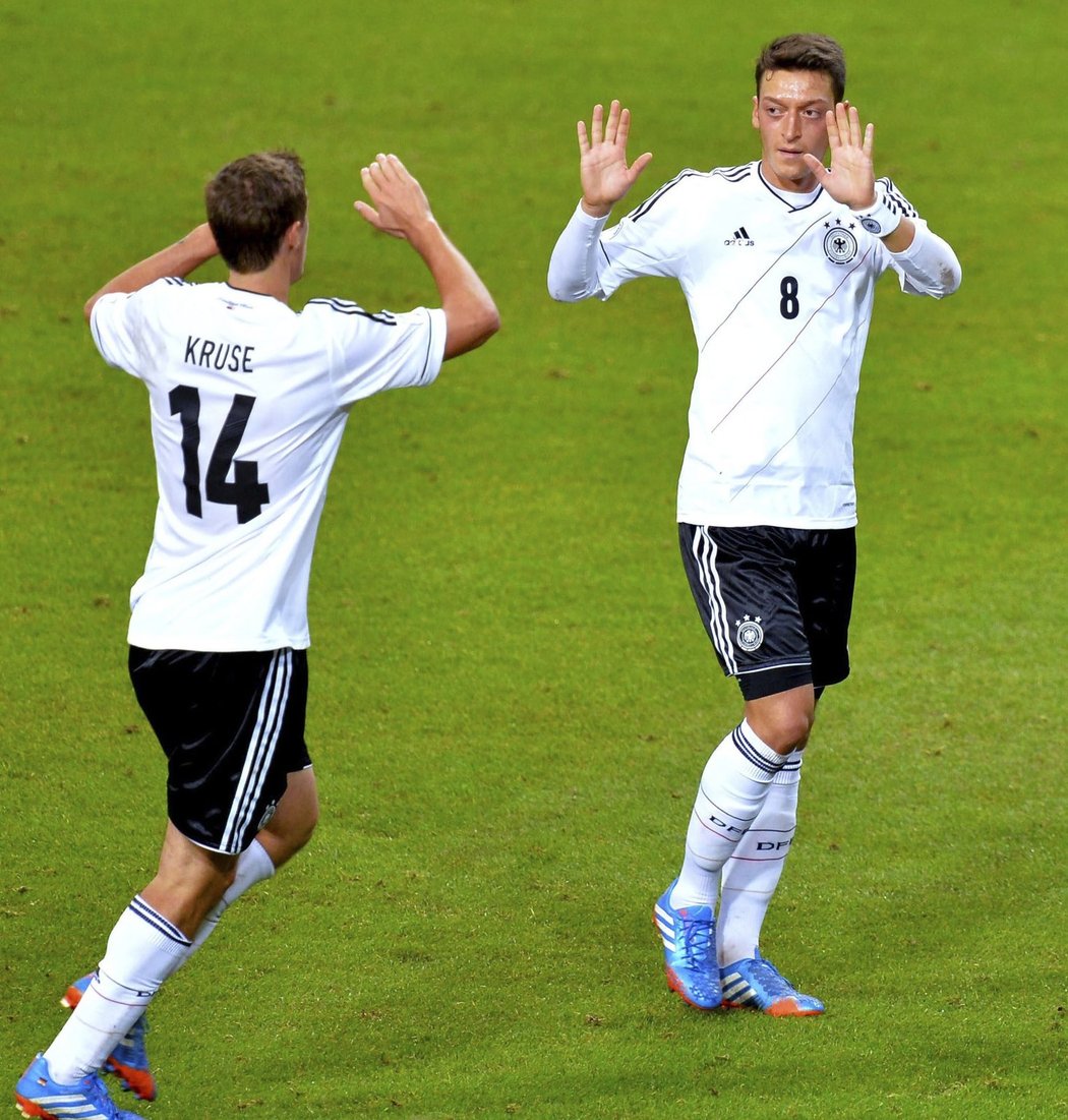 Mesut Özil snížil na 1:2... a do konce zápasu jeho kolegové přidali ještě čtyři góly!