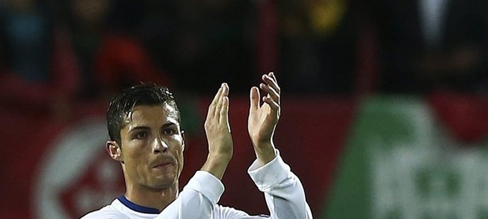 Cristiano Ronaldo děkuje portugalským fanouškům po výhře nad Arménií, kterou zařídil svým rekordním gólem