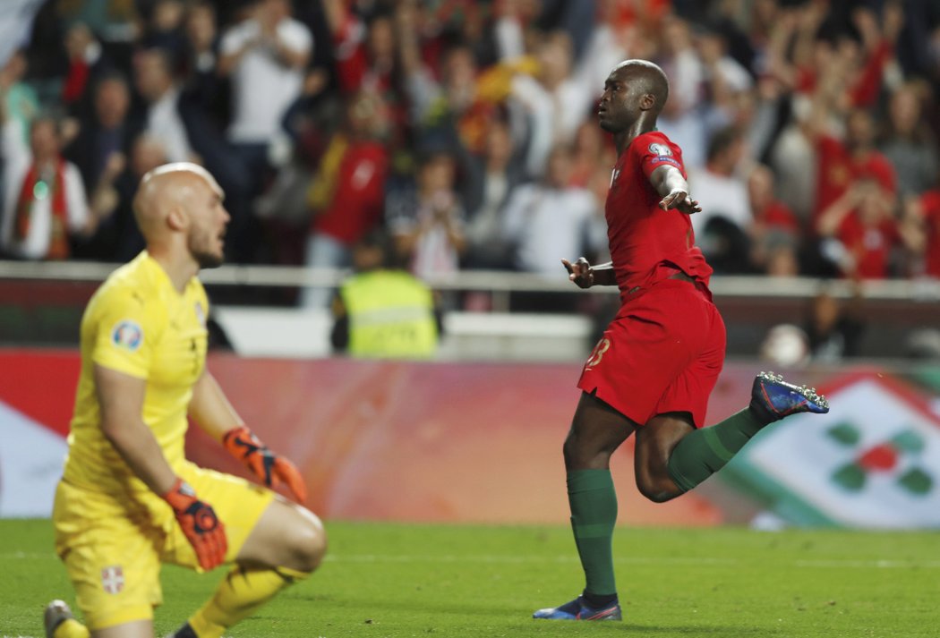 Danilo Pereira dal nádhernou střelou první gól Portugalců v utkání se Srbskem
