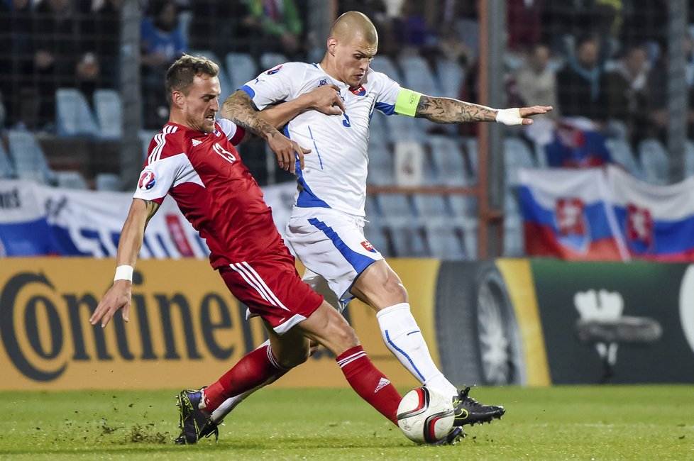 Kapitán Martin Škrtel v souboji s domácím Aurelienem Joachimem.