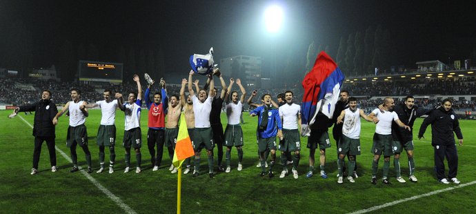 Slovinští fotbalisté slaví vítězství nad Slovenskem