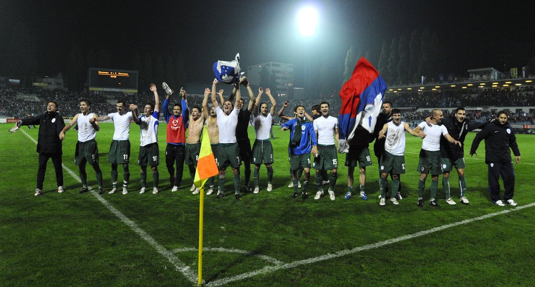 Slovinští fotbalisté slaví vítězství nad Slovenskem