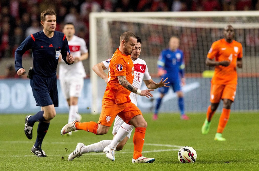 Wesley Sneijder v souboji s Ozanem  Tufanem