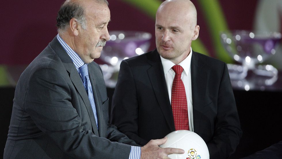 Český kouč Michal Bílek (vpravo) se španělským lodivodem Vicente del Bosquem