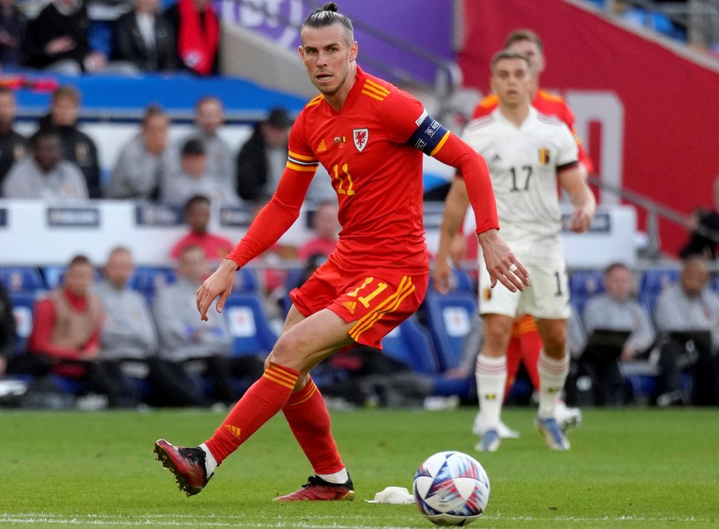 Kapitán Walesu Gareth Bale s míčem při zápase Ligy národů proti Belgii