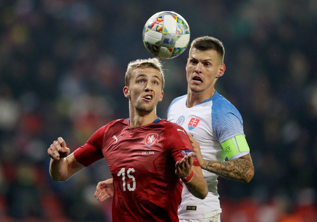 Tomáš Souček a Martin Škrtel v akci během zápasu České republiky se Slovenskem v rámci Ligy národů