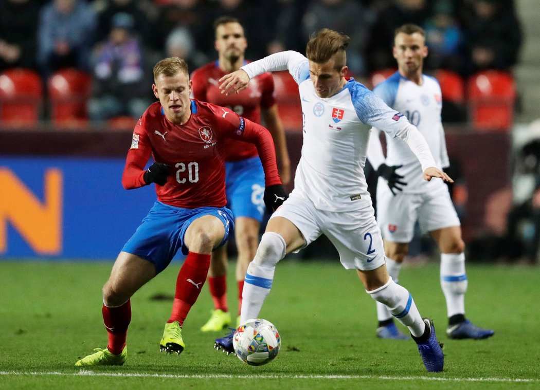 Matěj Vydra stíhá slovenského Petera Pekaríka v duelu České republiky a Slovenska v rámci Ligy národů