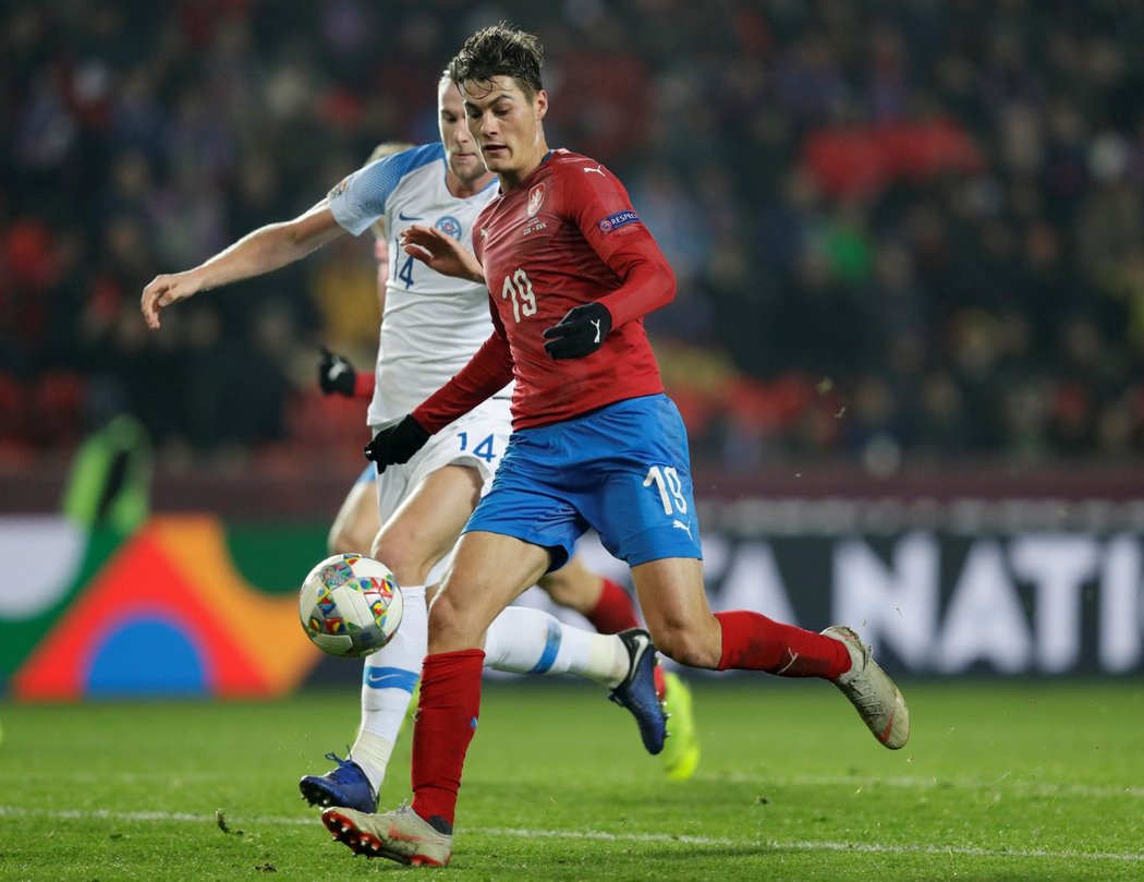 Patrik Schick se dostal za slovenskou obranu, aby následně přehodil brankáře Martina Dúbravku a poslal český tým do vedení 1:0 v zápase Ligy národů