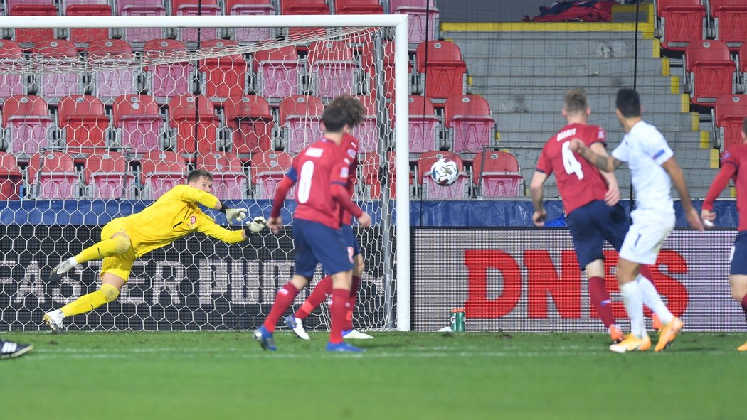 Tomáš Vaclík proti Zahaviho šanci skvěle zasáhl