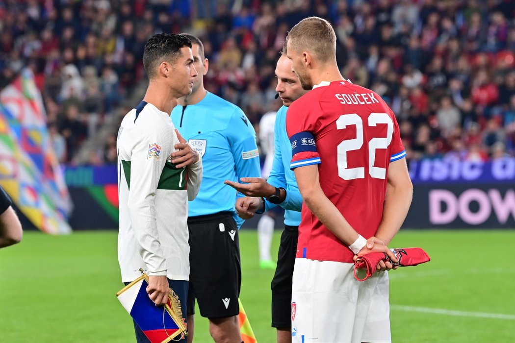 Tomáš Souček a Cristiano Ronaldo před zápasem