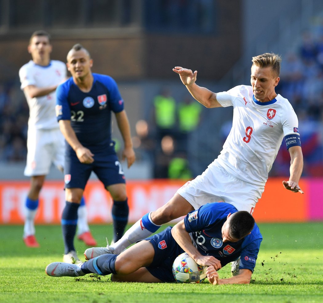 Bořek Dočkal padá po souboji s Róbertem Makem