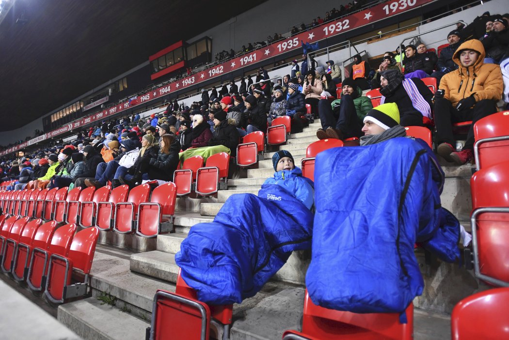 Fanoušků dorazilo přes mrazivé počasí do Edenu na duel se Slováky přes 16 tisíc, někteří se vybavili do zimy i spacáky...