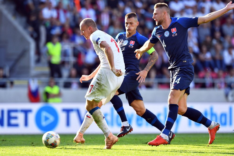 Michael Krmenčík střílí úvodní branku zápasu proti Slovensku