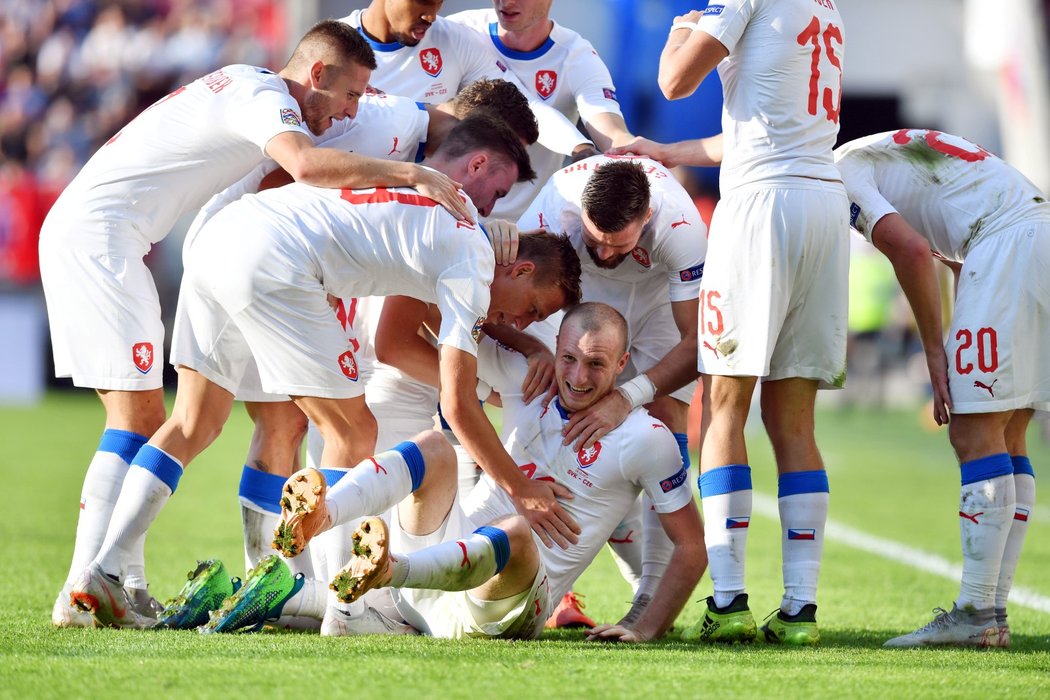 Oslava reprezentace po vstřelení branky proti Slovensku